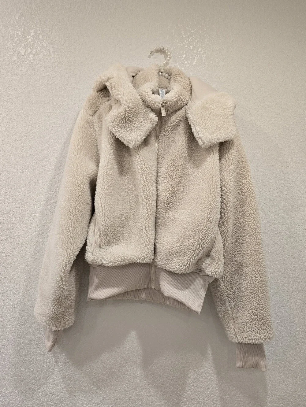 Alo Yoga Foxy Sherpa Jacket - Bone XS